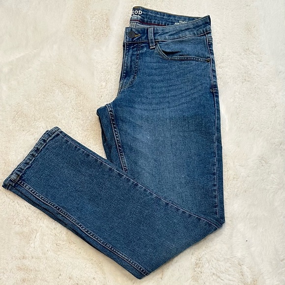 IZOD Men’s Straight Fit Comfort Stretch Jeans - Picture 13 of 13